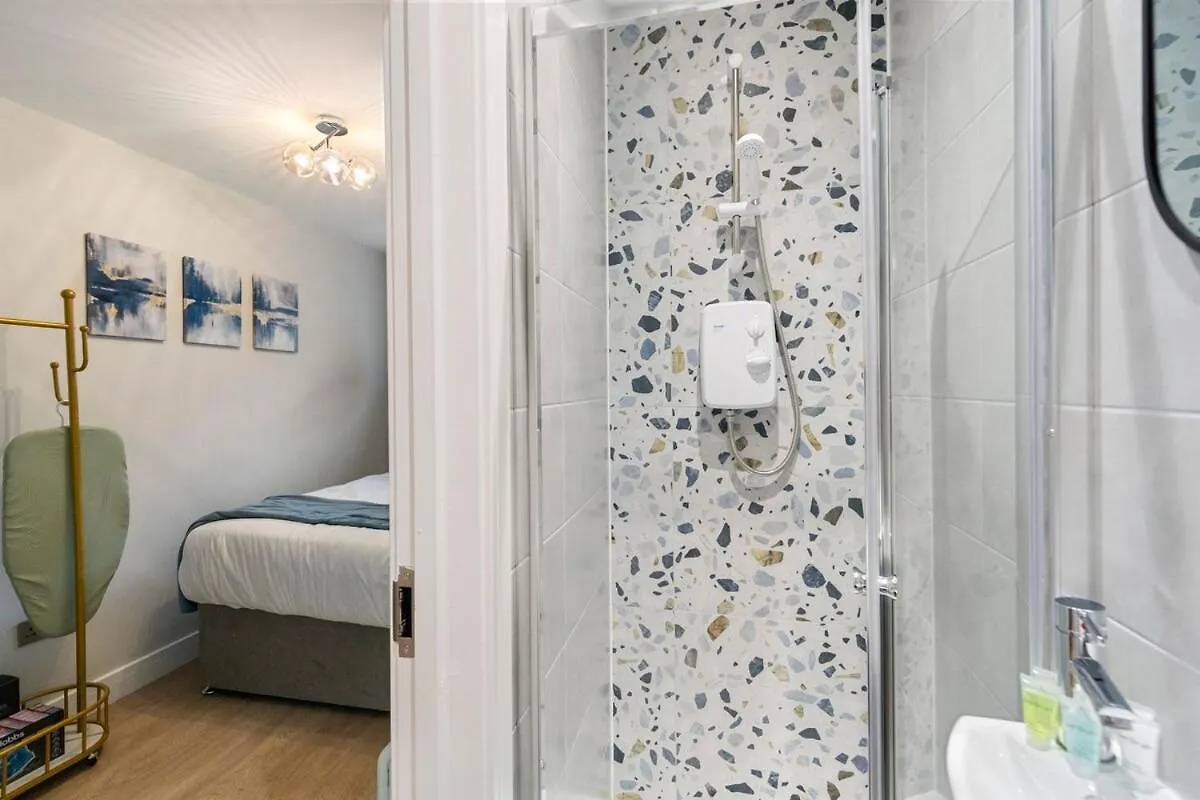 74 Graham Road - Basement Aparthotel London