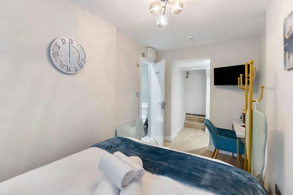 74 Graham Road - Basement Aparthotel London