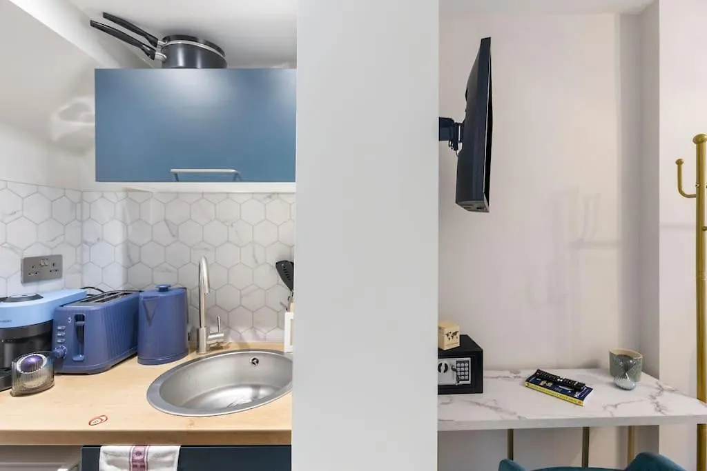 74 Graham Road - Basement Aparthotel London