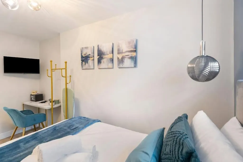 74 Graham Road - Basement Aparthotel London
