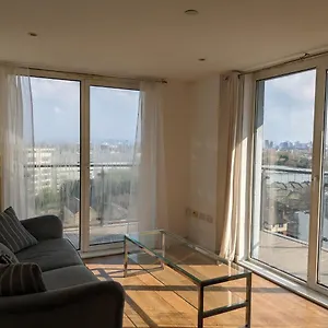 2 Bed 2 Baths Apt In Stratford London