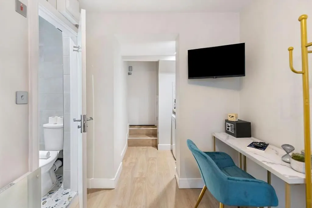74 Graham Road - Basement Aparthotel London