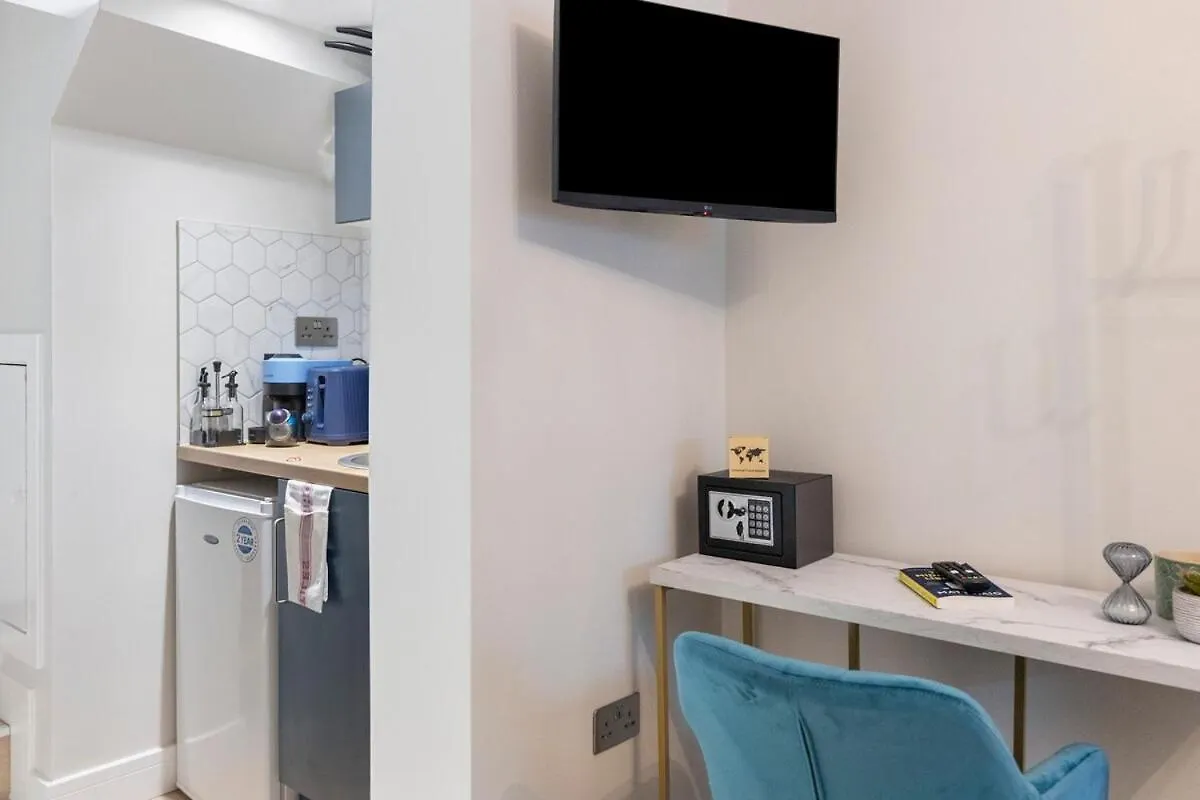 74 Graham Road - Basement Aparthotel London