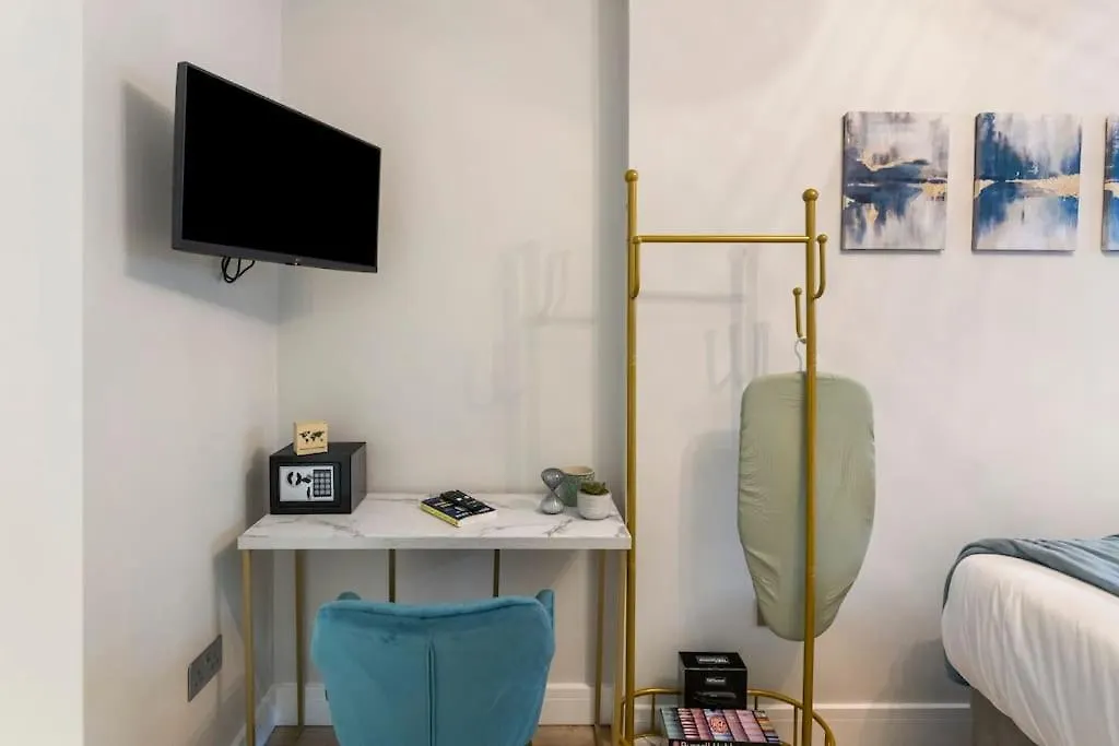 74 Graham Road - Basement Aparthotel London